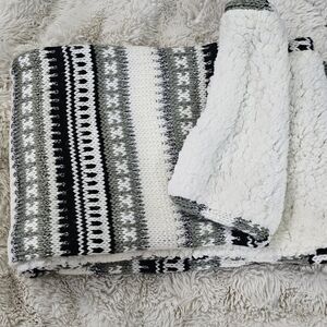 Stylish Knit Scarf with Sherpa Lining
